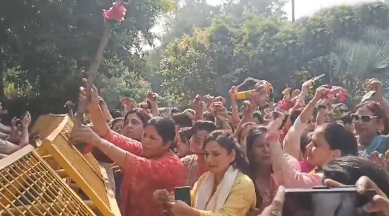 BJP Mahila Morcha protests outside CM Kejriwal's residence, demands his ...