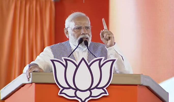 Family rule looting poor: Modi